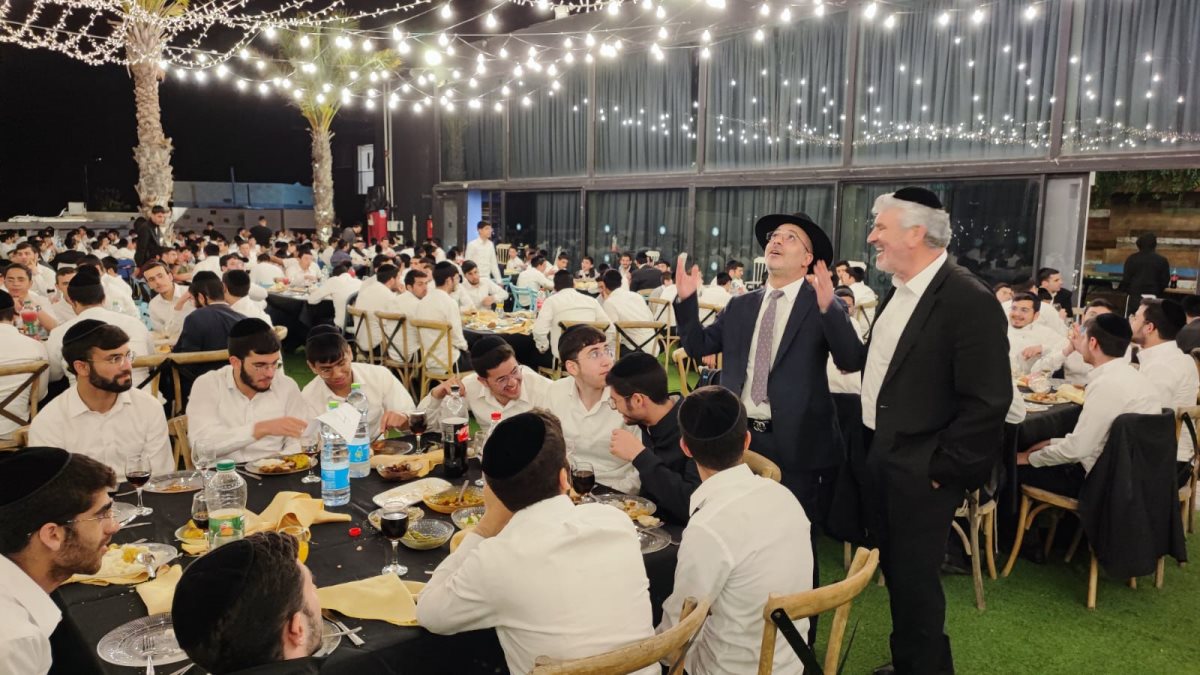 סיום בין הזמנים חזון עובדיה. המצלם