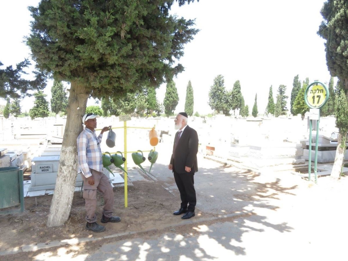 הרב עובדיה דהן בבית העלמין יום הזכרון. א' מיכאלי