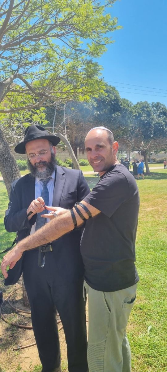 הרב מנחם עמאר. הנחת תפילין יום העצמאות. א&#39; מיכאלי