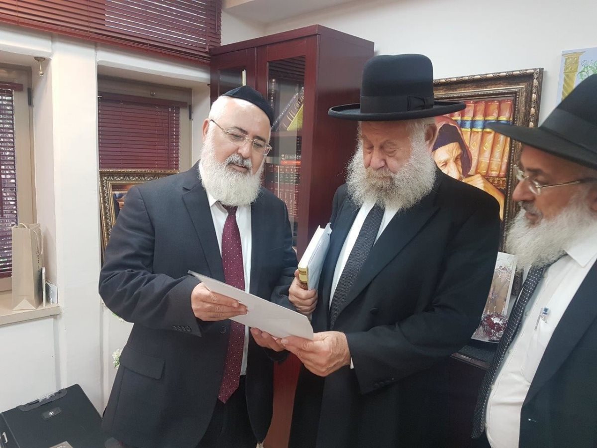 מדי מים חכמים. הרה"ר הרב שיינין בבידקת מד המים יחד עם יור המועה"ד. א' מיכאלי