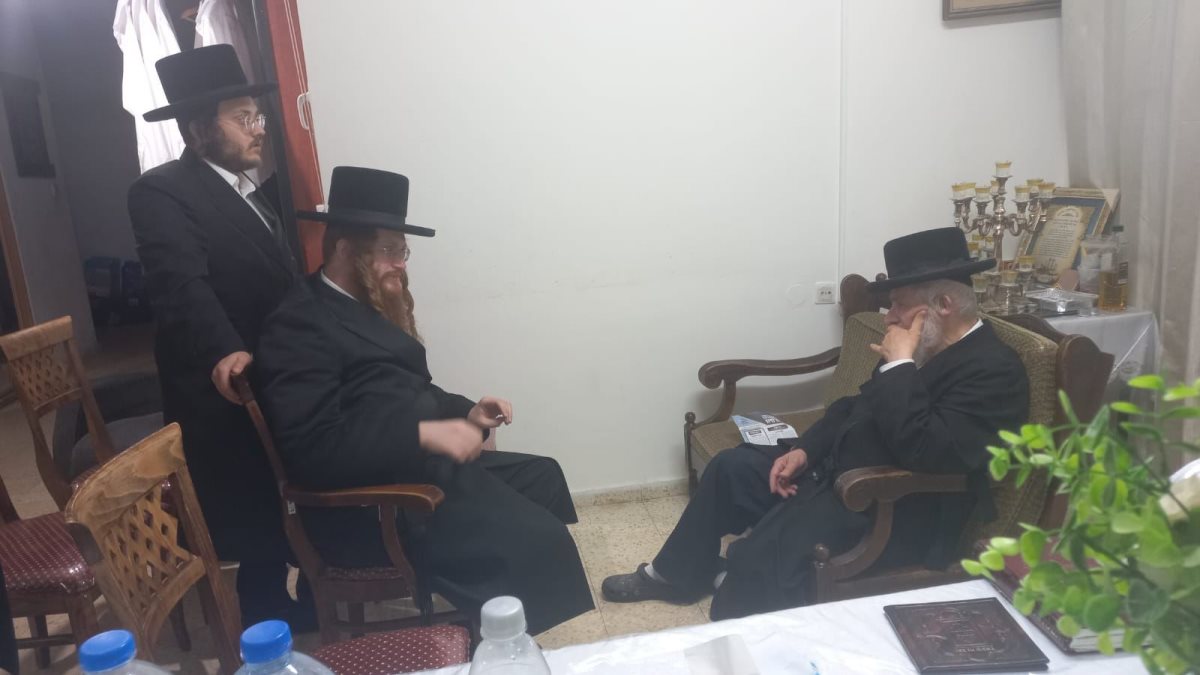 האדמור מקאליב בניחום אבלים בעיר. א' מיכאלי