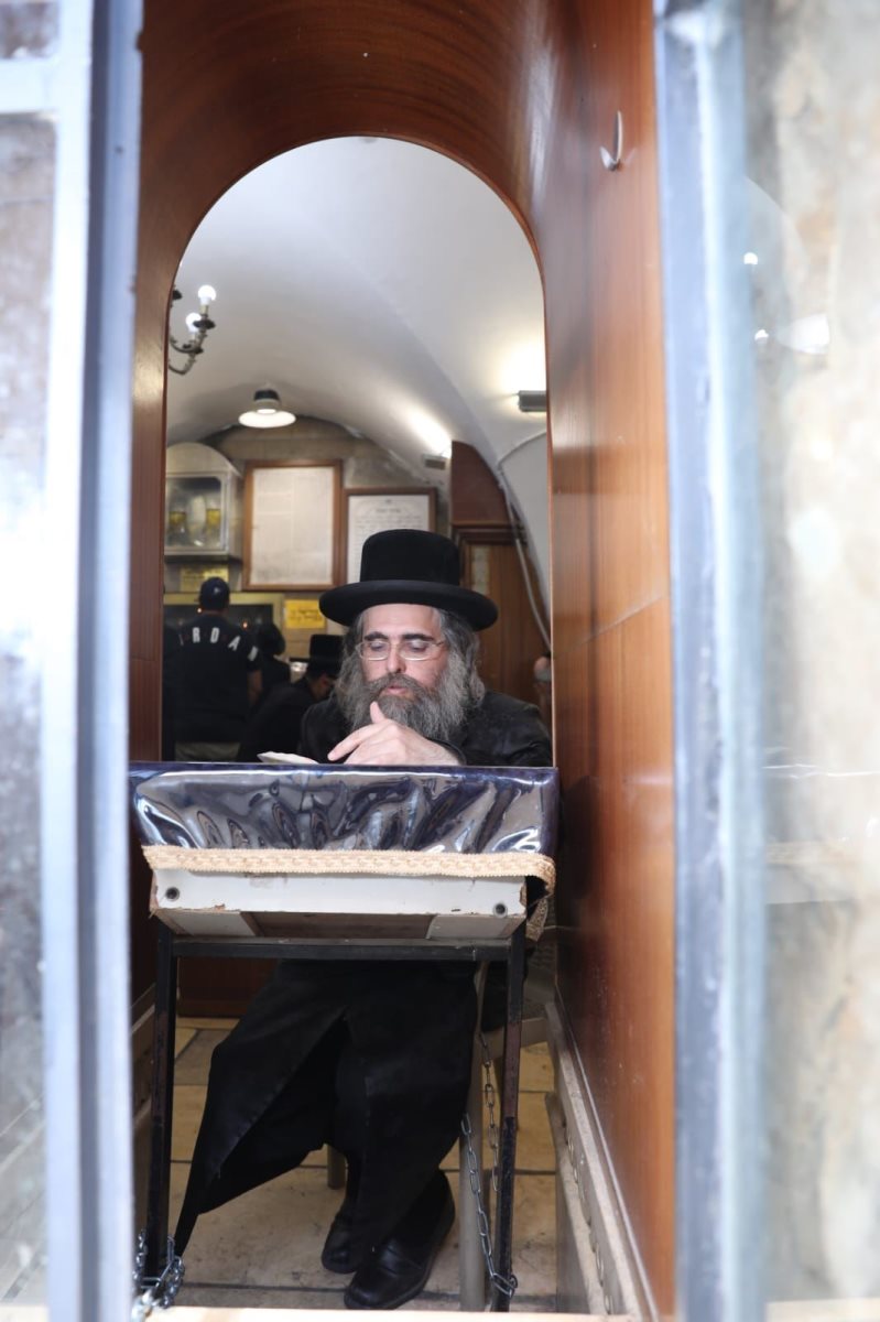 רבי אלעזר שטרן על מקום אביו. מנחם קאליש, משפחה