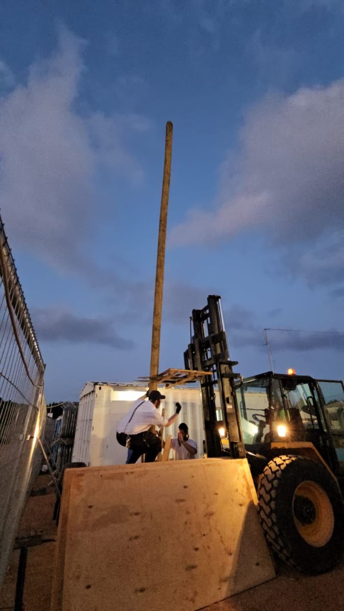 עבודה סביב השעון. התקנת המצלמות בראשי התרנים הגבוהים. שיא לייב