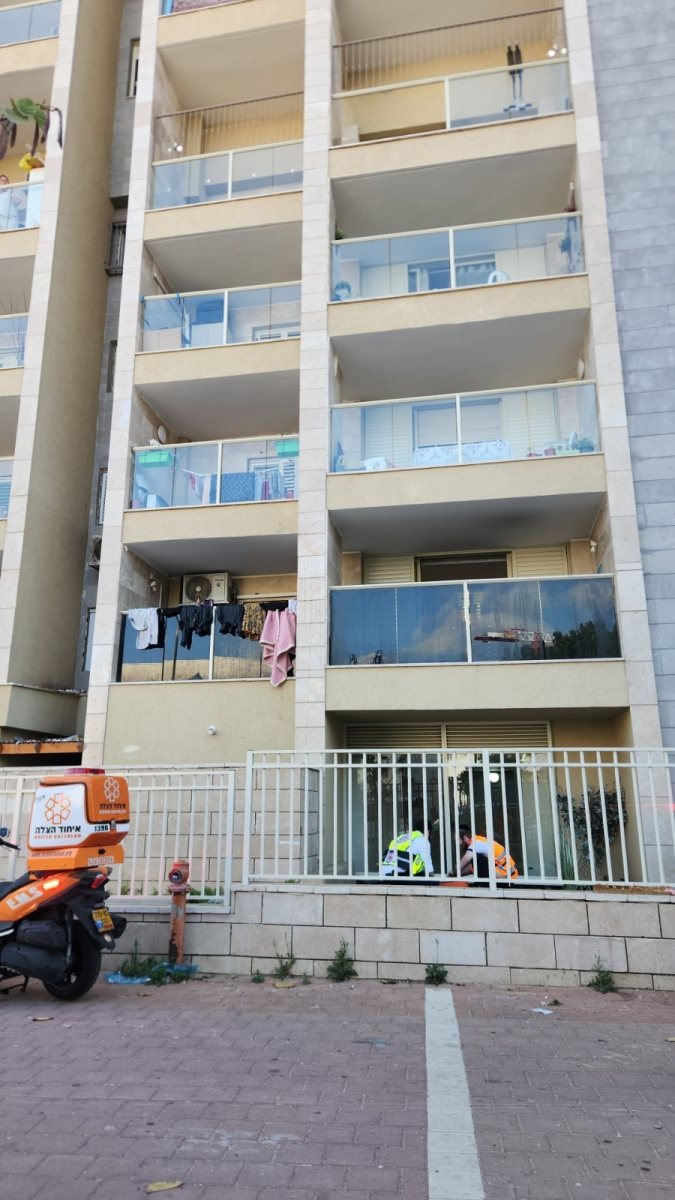 המרפסת בקומה הרביעית ממנה נפל הילד (איחוד הצלה)