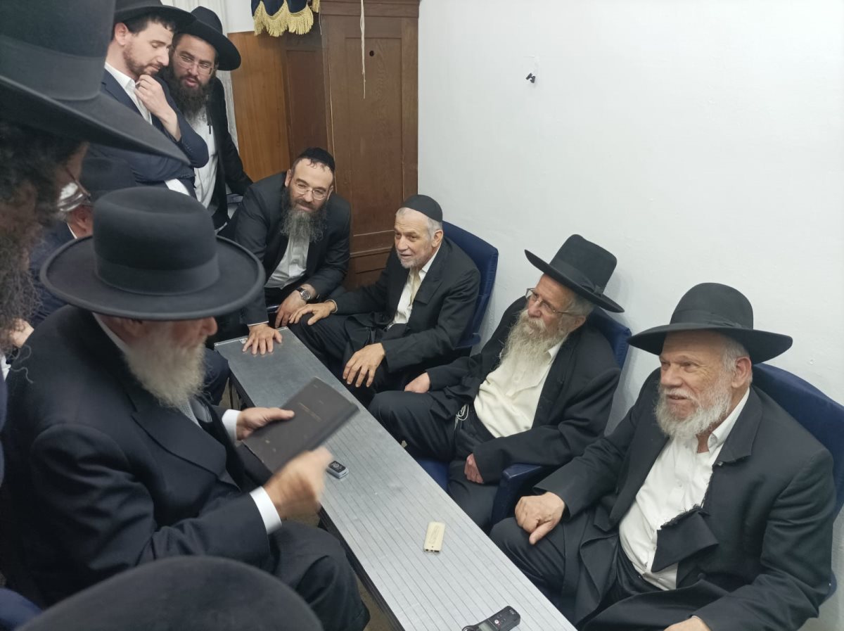 רב העיר בניחום אבלים בבית הגרג אדלשטיין. א&#39; מיכאלי