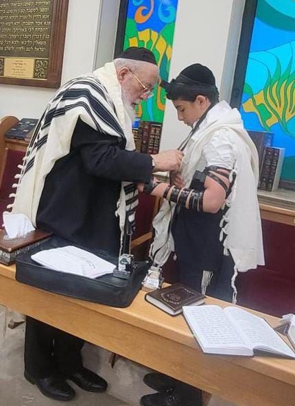 זכה לברכת גדולי ישראל. בחור הבר מצוה אצל הגרש&quot;מ עמאר שליט&quot;א. א&#39; מיכאלי