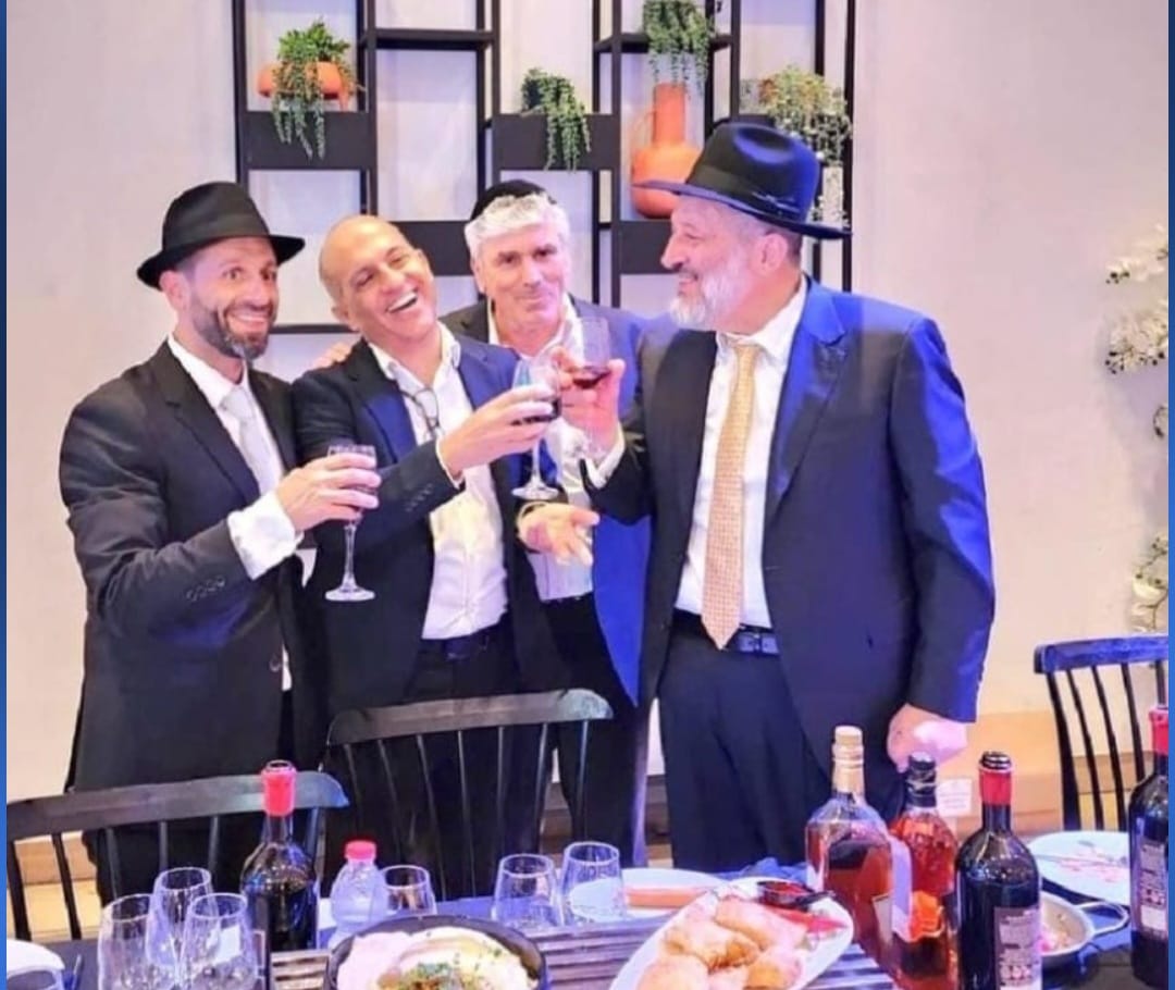 ברק סרי ביחד עם אבי אמסלם, מתקבל על ידי הבוס לשעבר (צילום: יאיר גדסי בטוויטר)