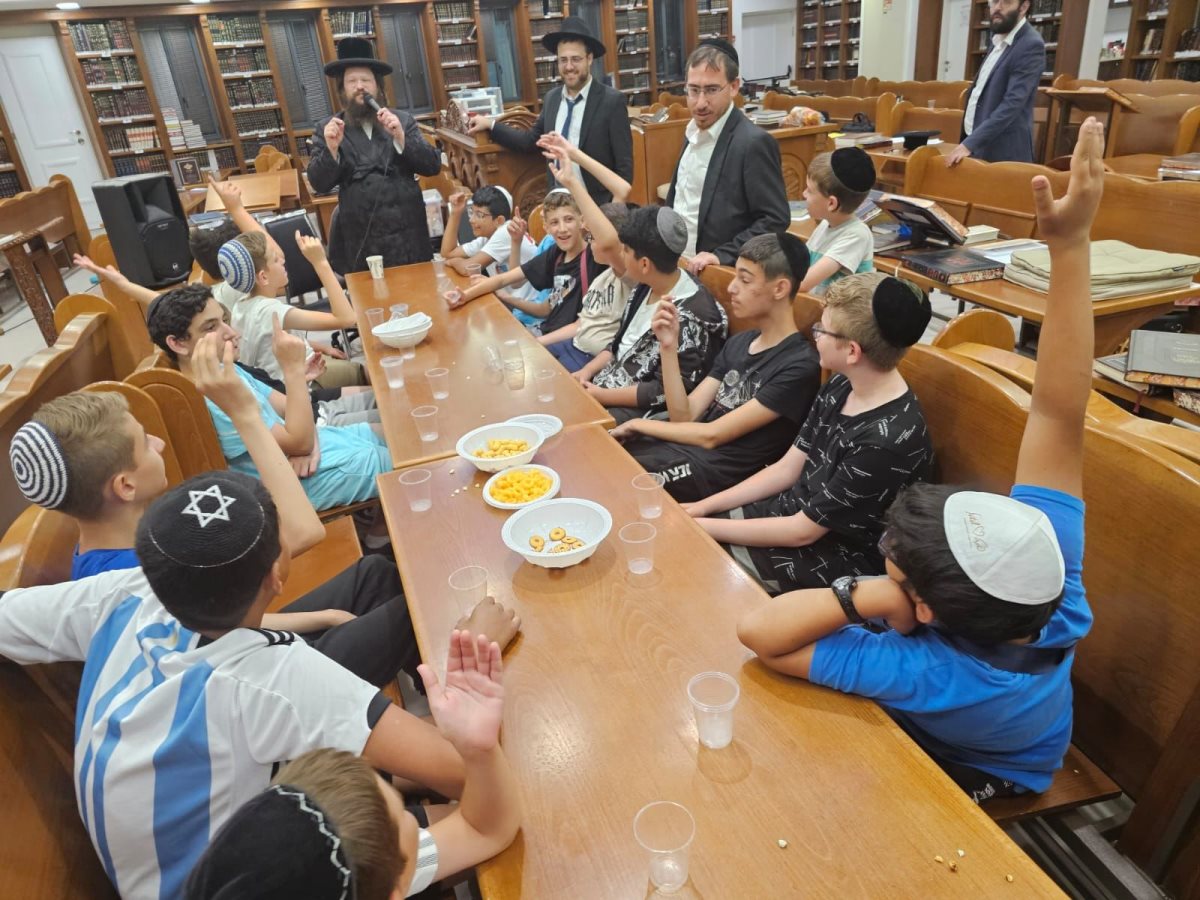 הרהצ רבי יעקב לייפר נושא דברים בפני תלמידי שובו. שובו