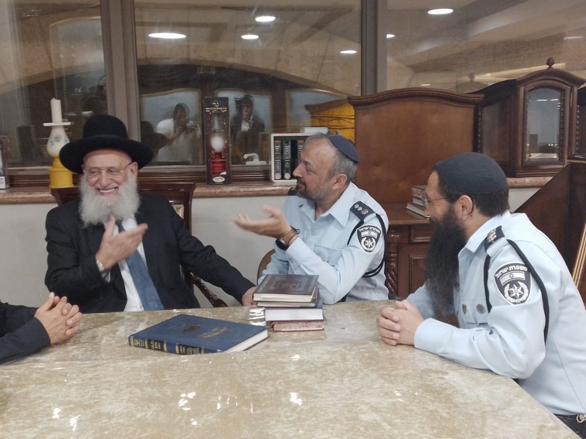 בפגישה עם רב המשטרה. המצלם