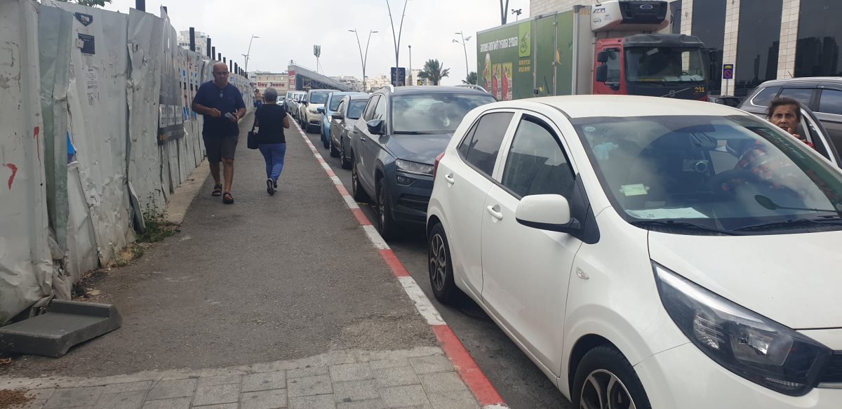 היכן שהתושבת החנתה את רכבה, בסמוך לרכבים אחרים בעלי תג נכה