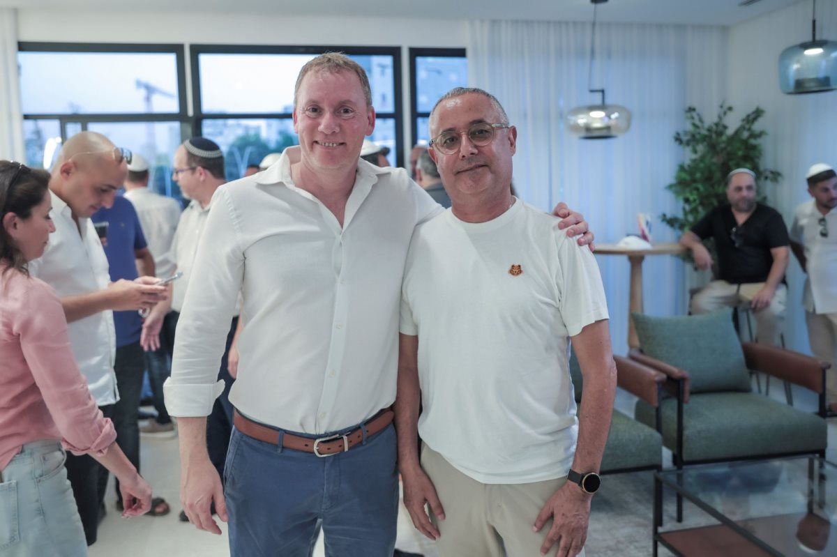 ממלא מקום ראש העיר, גבי כנפו ומנכל עמרם אברהם נועם גרייף. קרדיט: דוד דהן