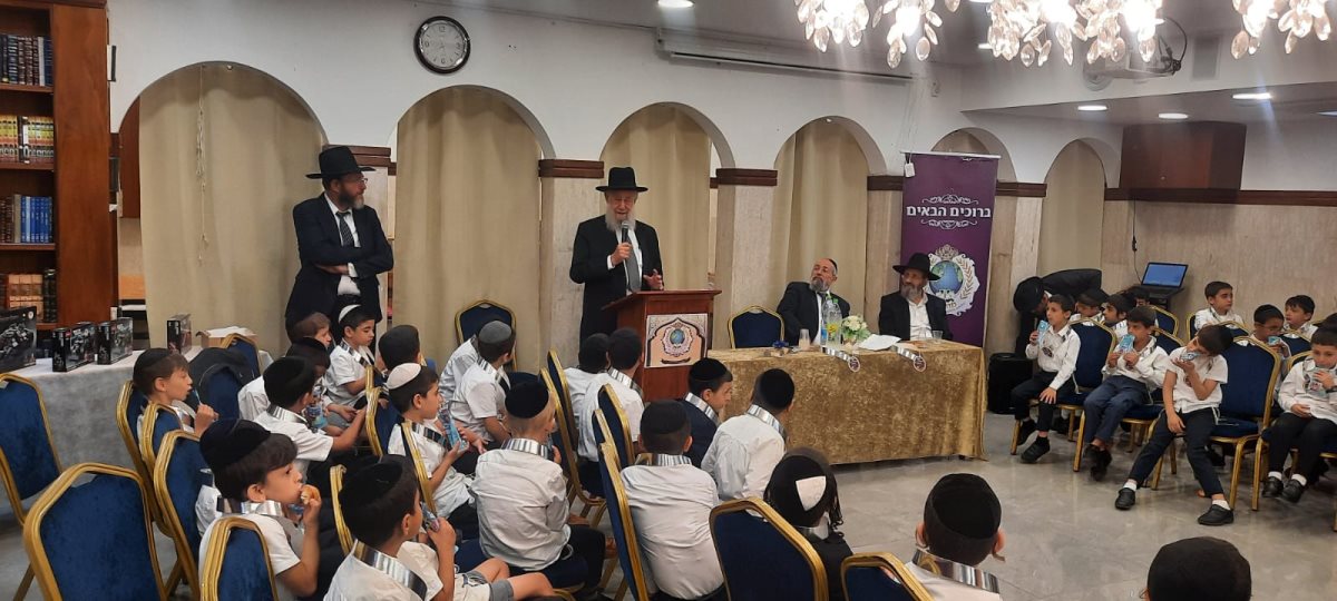 הרב שיינין נושא דברים בפני התלמידים. מ&#39;