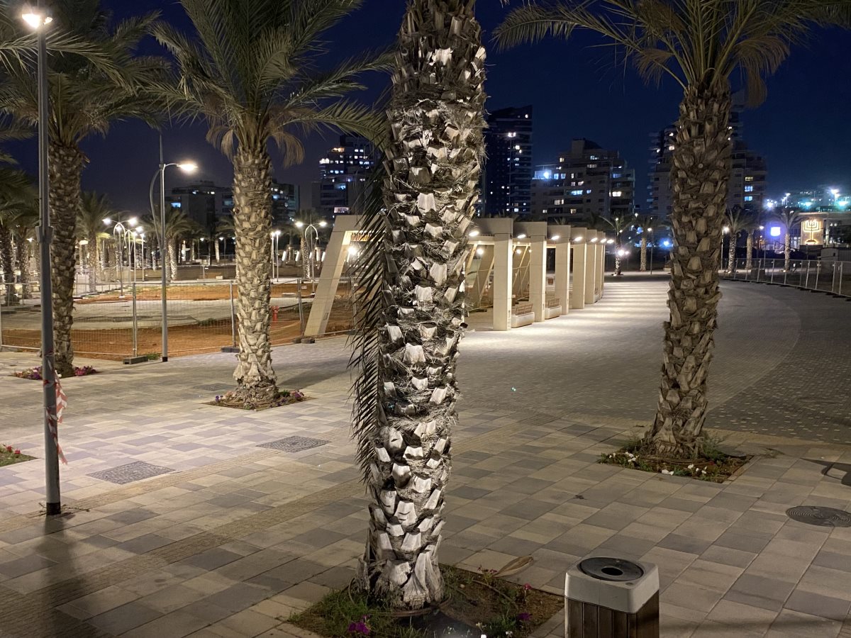 האגם במרינה באשדוד בשעות הלילה