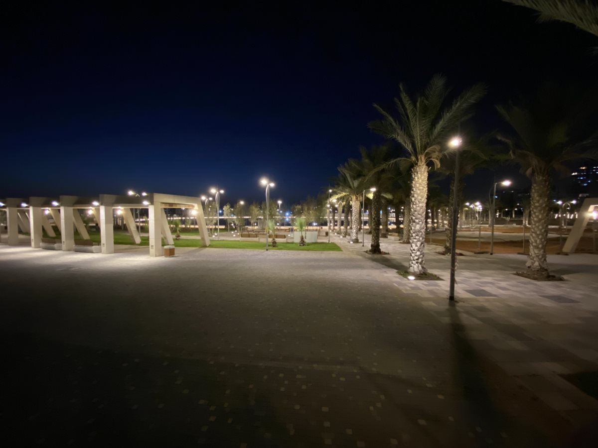 האגם במרינה בשעות הלילה