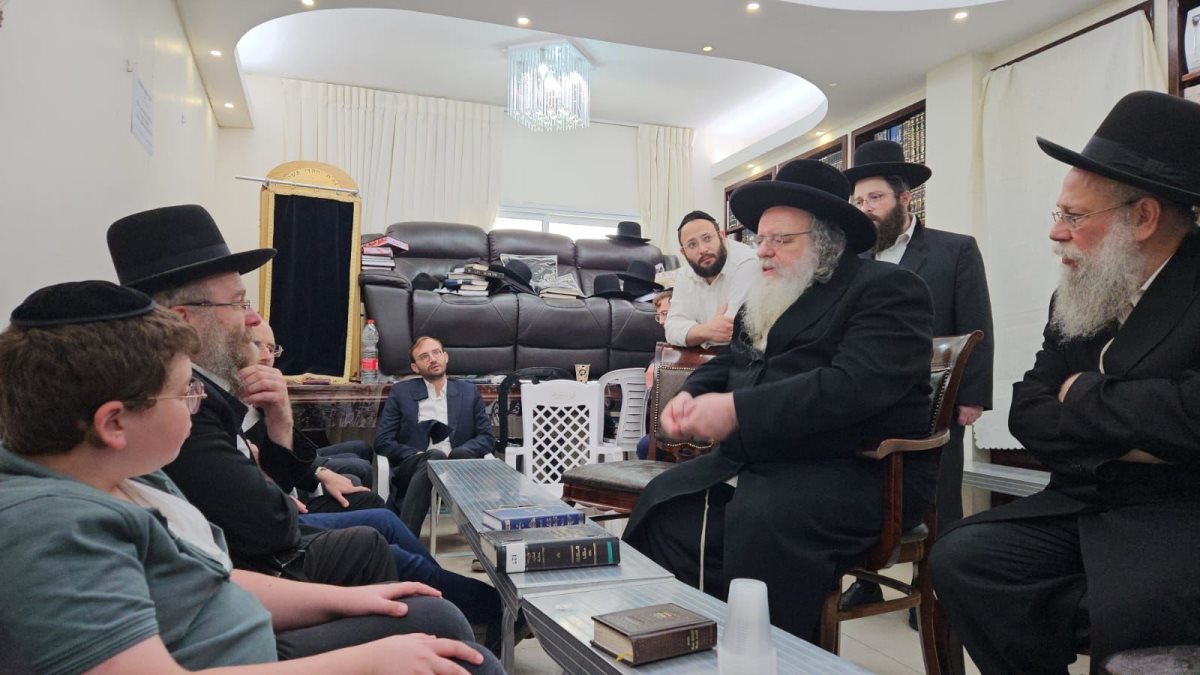 הגרש אלתר בניחום אבלים. מימין - הרב נייהוז. המצלם