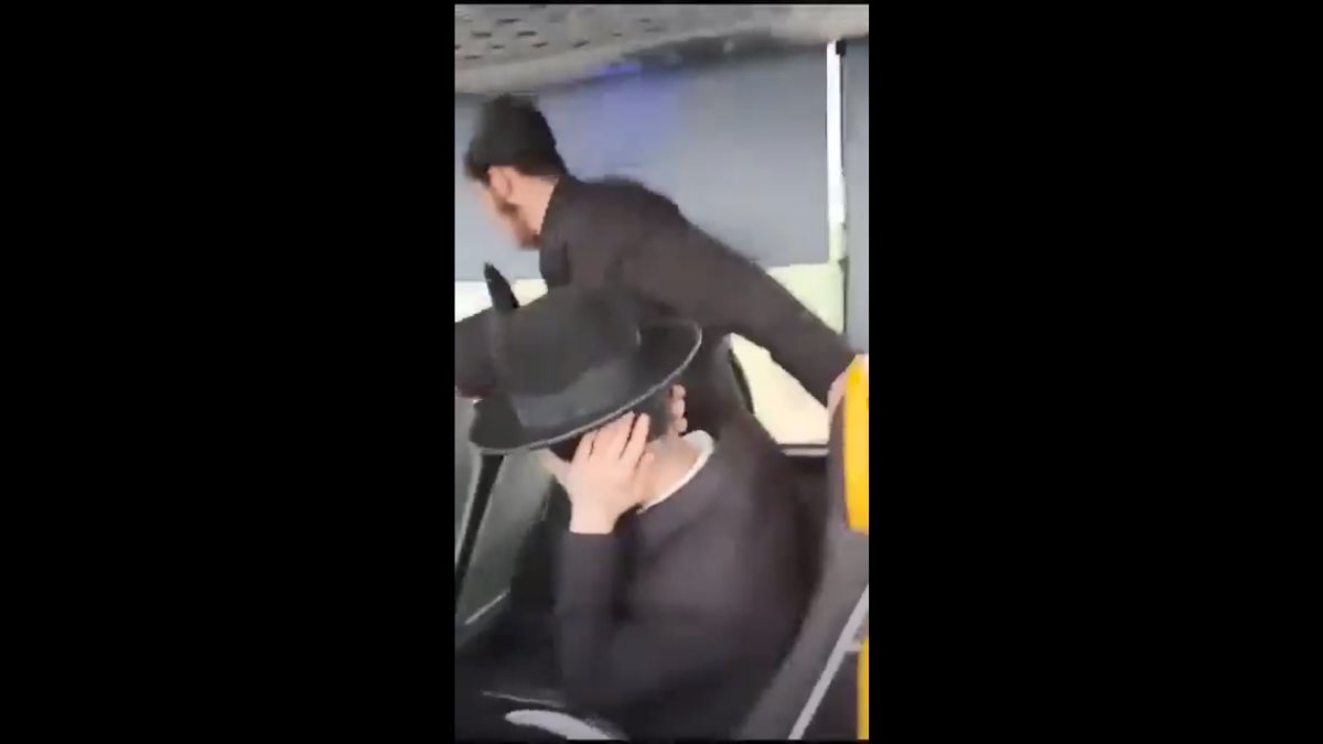 מופע האימים באוטובוס. צילום מסך מתוך הסירטון. מפורסם לפי סעיף 27 א&#39; לחוק זכויות יוצרים 