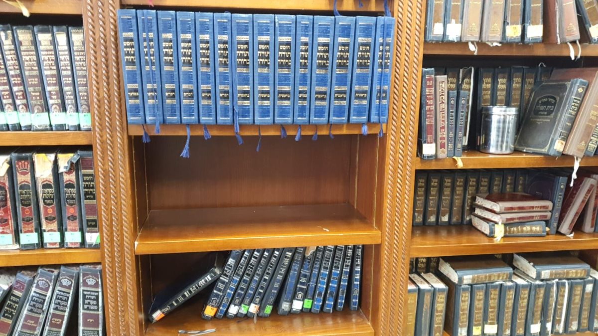 המדף המיותם בביהמד בעלזא. המצלם