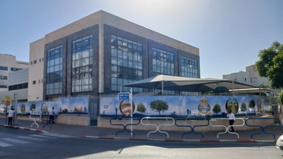 השילוט סביב התת. אלונים