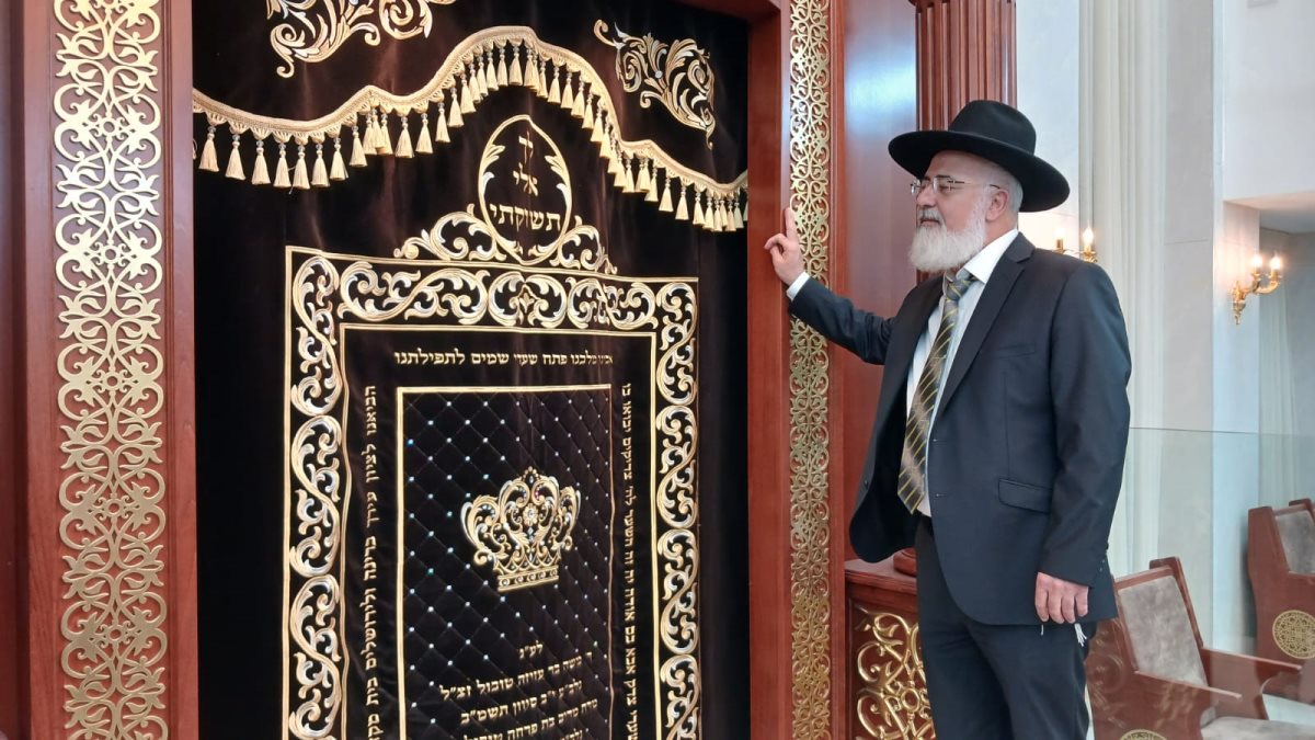 ארון הקודש המפואר בהיכל. א&#39; מיכאלי