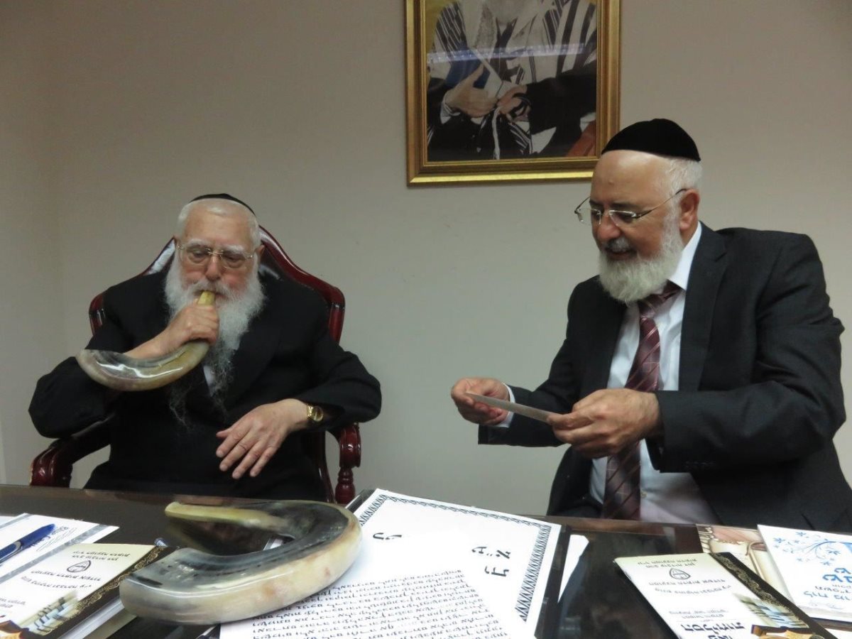 ובשופר גדול יתקע. הרב הראשי עם השופרות המרוקאים. א&#39; מיכאלי