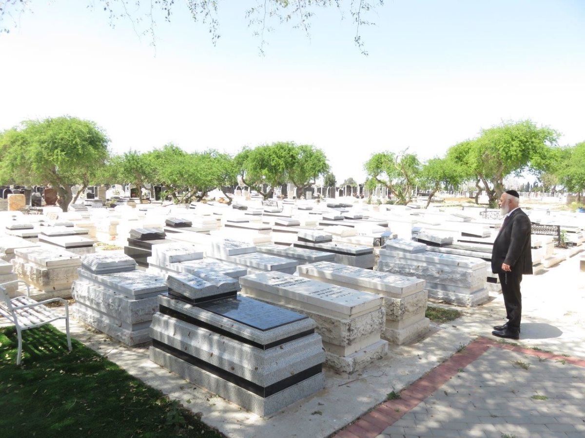 הרב דהן בבית העלמין. א&#39; מיכאלי