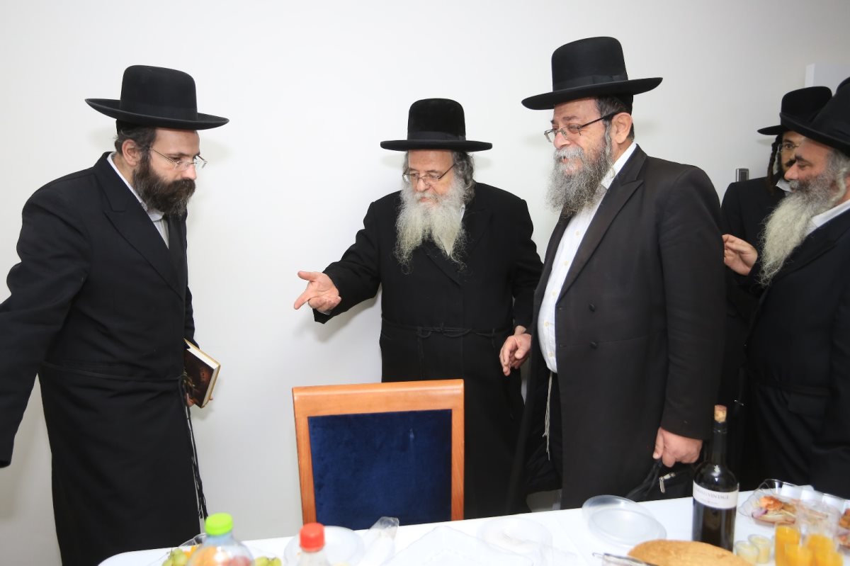 הגרי"ב שרייבר שליט"א בהכנסת ספר תורה לקהילתו באשדוד.. צילום: דבר אמת