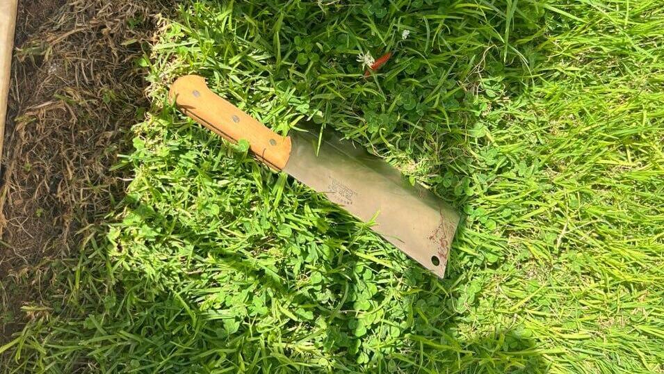 סכין הקצבים ששימשה את המחבל. קרדיט: דוברות המשטרה