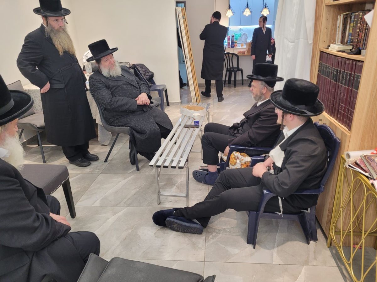 האדמור משאץ בניחום אבלים. המצלם