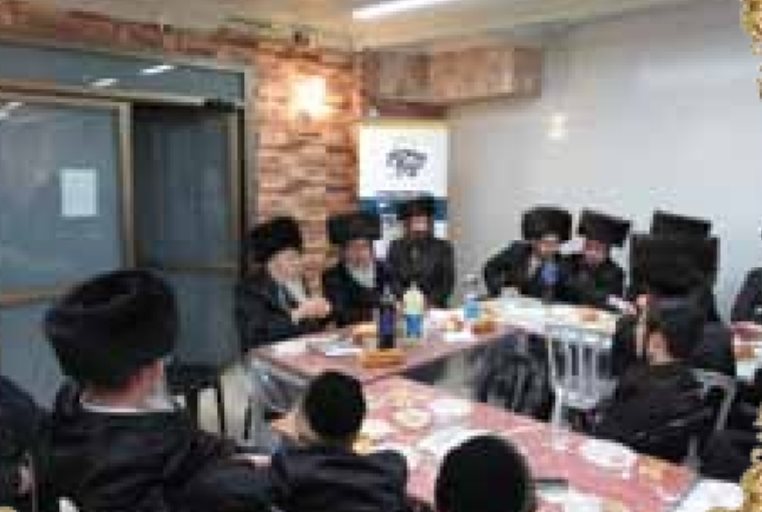 סעודת ההילולא שהתקיימה אשתקד בראשות המשפיעים. קדושת ציון