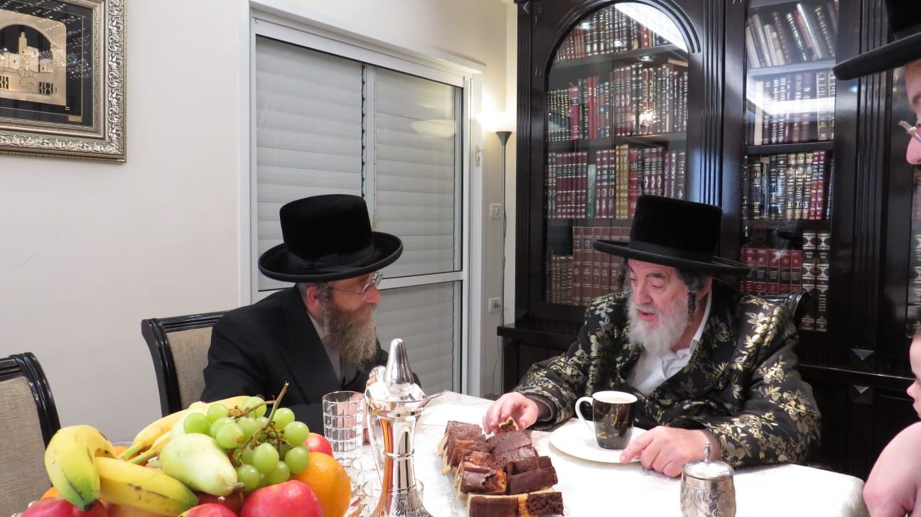 האדמור מויזניץ בביתו של הרב טסלר. אנש