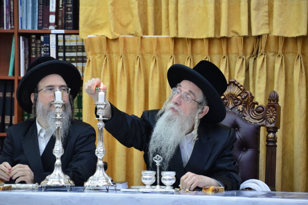 האדמור ממעליץ בשמחה. יוסי לוי