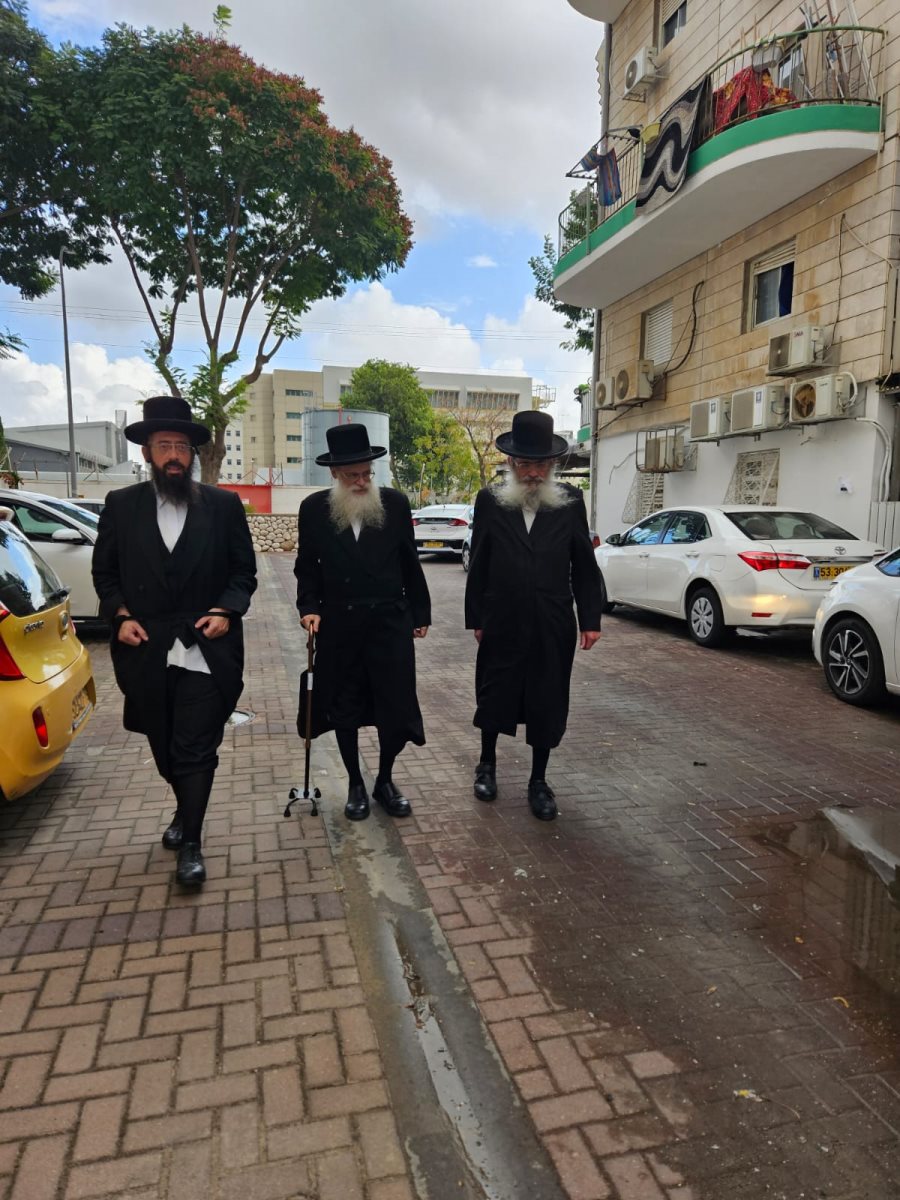 עם אחיו יבדל"א הרה"ח ר' ישראל משה לפני שבועיים 