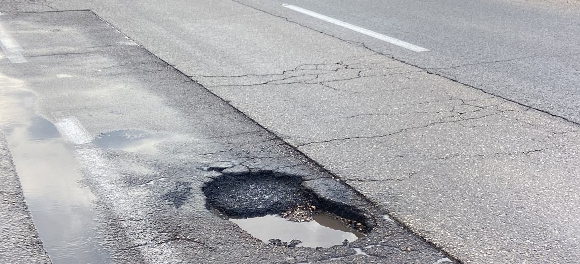 הבור בשדרות בני ברית שגרם נזק לרכב הבוקר