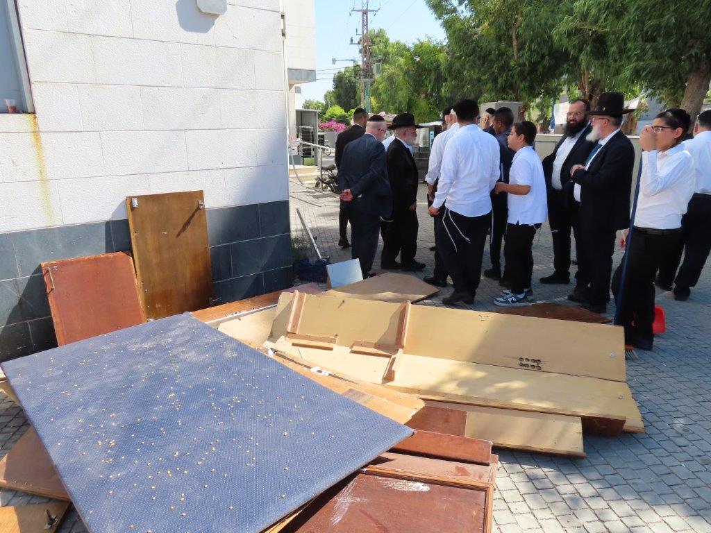 הרב לצד דפנות ארון הקודש. א' מיכאלי