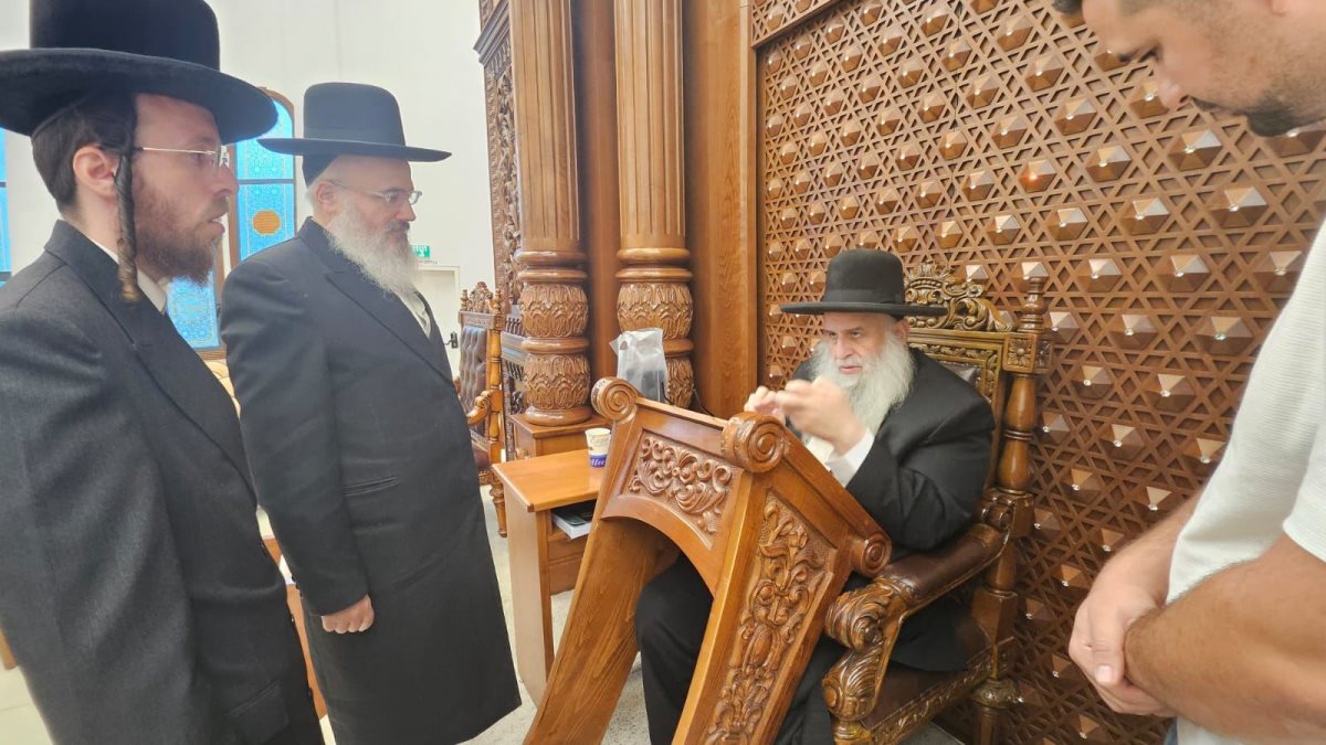 גאווה אשדודית. בכירי מאוחדת הרב דנציגר והרב סמט אצל רבי מאיר אבוחצירא. המצלם