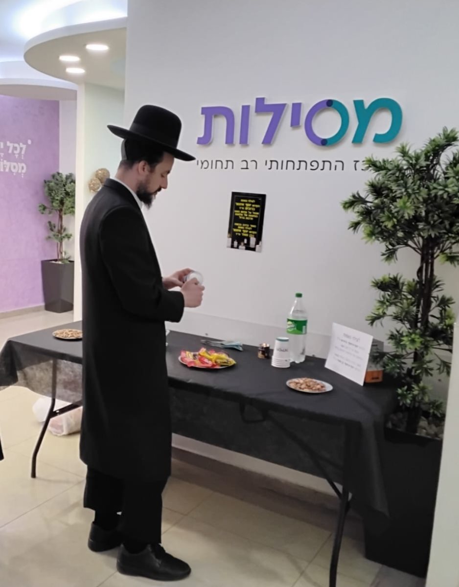 הרב רוסט מנהל המכון מדליק נר. מסילות