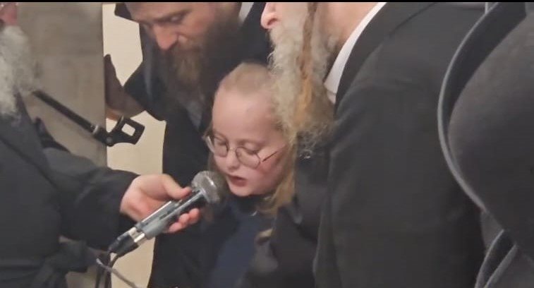 האח סופד בהלוויה. מתוך הסרטון