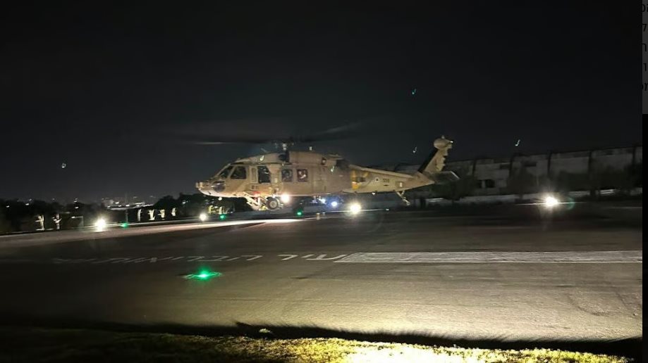 החטופים נוחתים במסוק בבית החולים