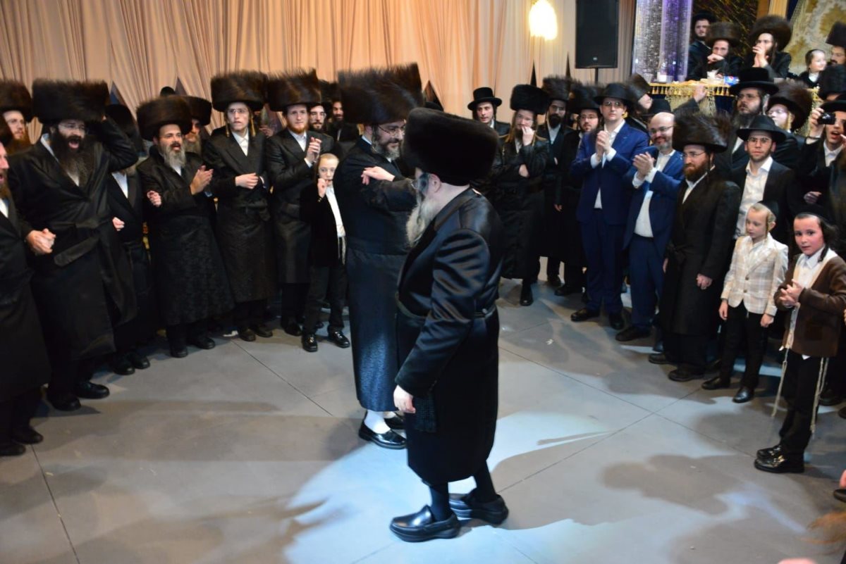 האדמור מטלאנא בריקוד עם המחותן. קירא