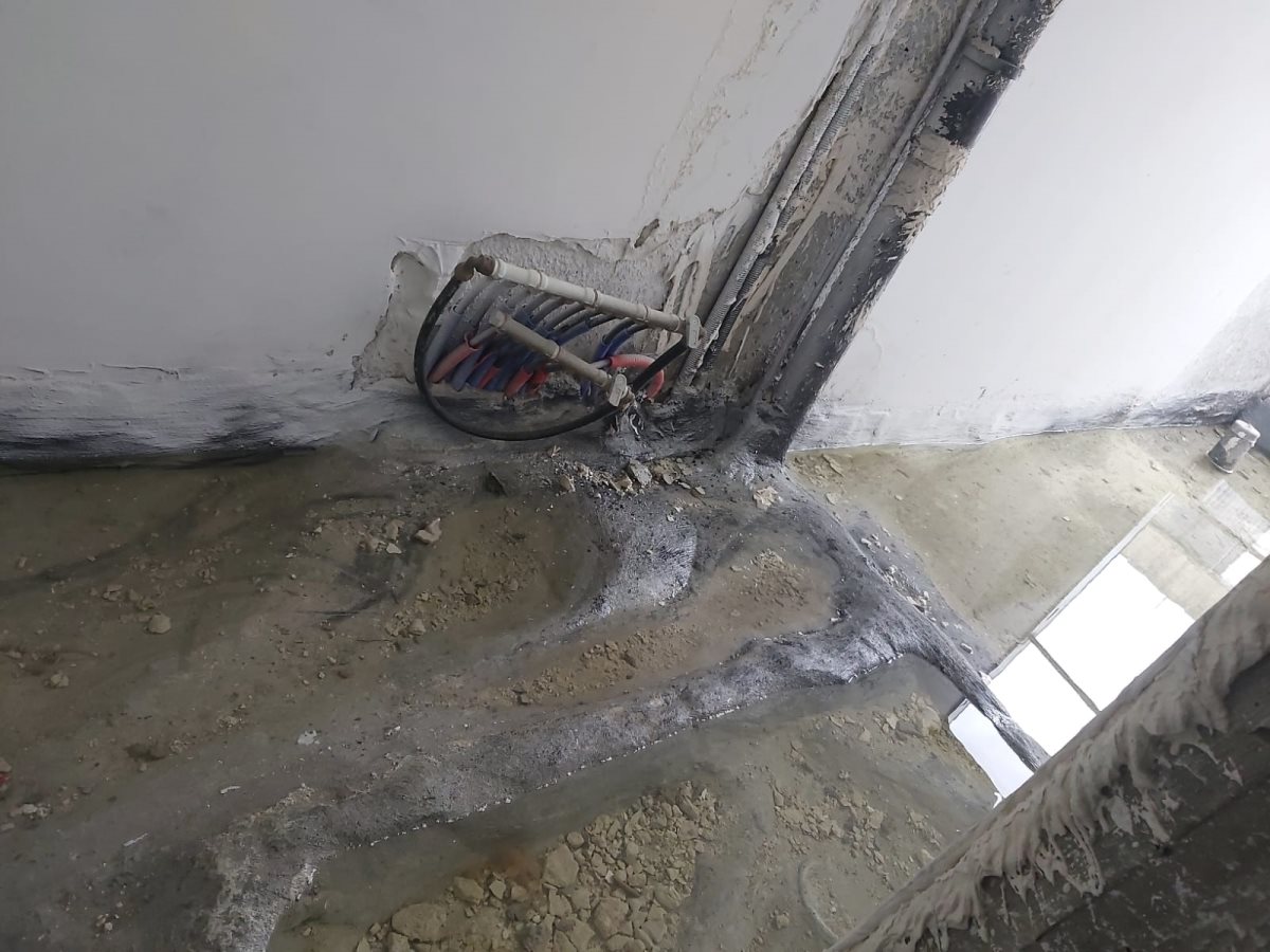 מי הגשמים חודרים לבניין באין מפריע