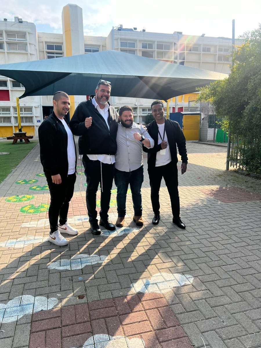 מאחר בן חמו עם פעילים. קול הלב