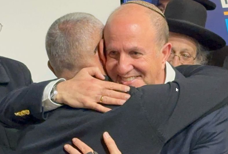 יחיאל לסרי וגבי כנפו בחיבוק של מנצחים