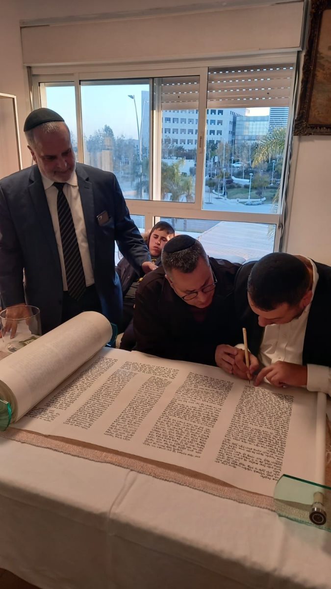 הכנסת ספר תורה למע&quot;ר. סוכת הרחמים