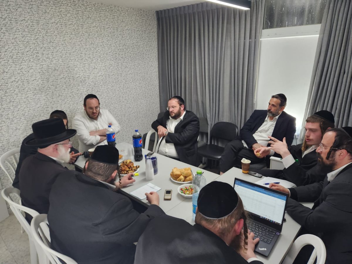 ישיבת עבודה במטה אשדוד התורנית. צילום: באדיבות המצלם