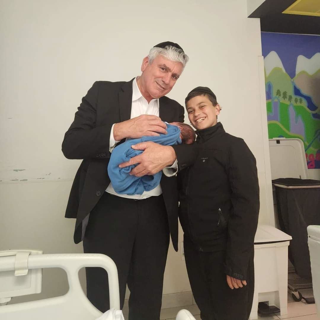 אבי אמסלם עם הנכד החדש. 