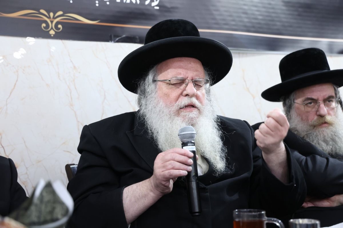 ראש הישיבה הגרש אלתר נושא דברים. דוד ארזני