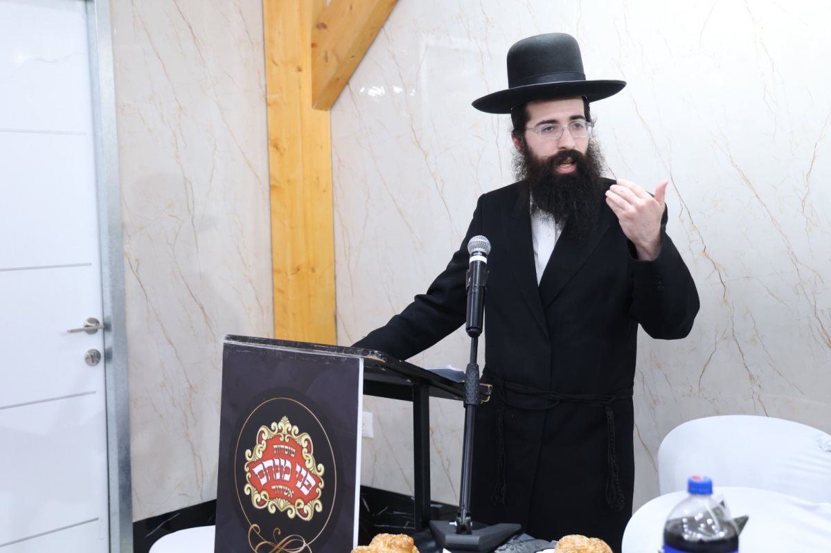 הרב אברהם מרדכי אלתר נושא דברים במעמד. דוד ארזני