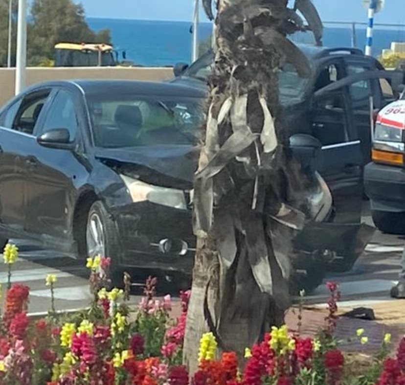 זירת התאונה הצוהריים בשדרות משה דיין