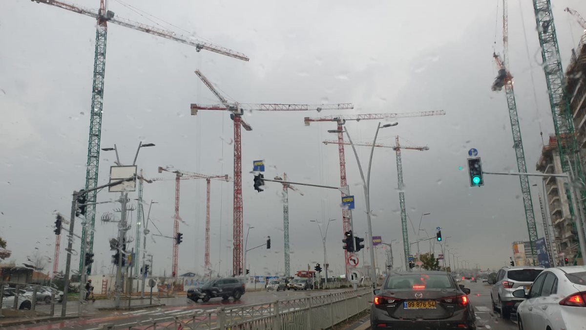 מנופי הבניה באיזור שכונת פארק לכיש שבבנייה (צילום: שמואל סרדינס)