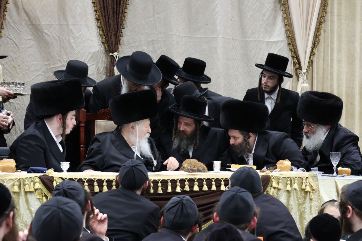 האדמור מפיטסבורג בשמחה. תמונה לפי חוק ז&quot;י 27א